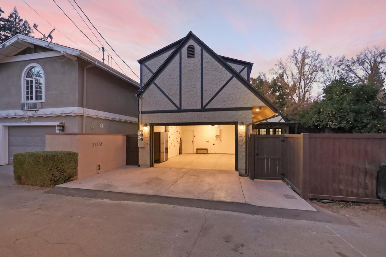 New Tudor Cottage One Block From Chico State And Downtown With Private Garage Exterior photo