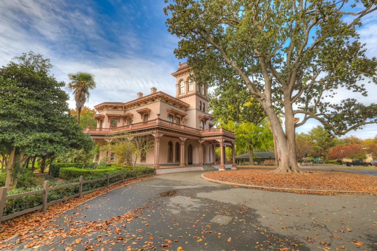 New Tudor Cottage One Block From Chico State And Downtown With Private Garage Exterior photo